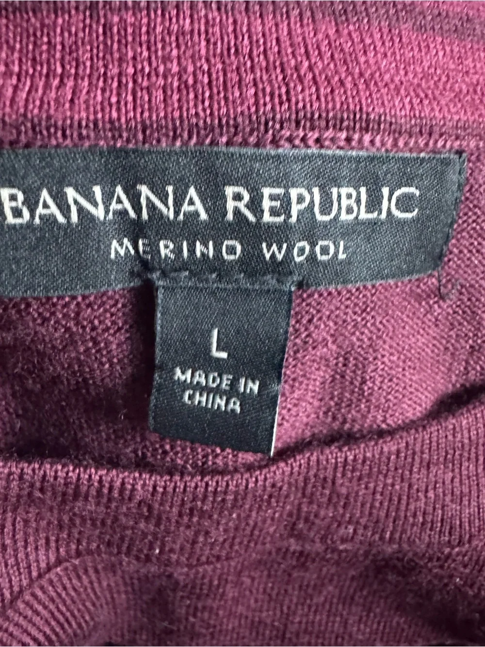 Banana Republic Men's Crewneck Sweater in Deep Burgundy. Merino wool. Size L